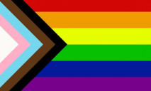 Un steag dreptunghiular cu șase dungi orizontale de aceeași lungime: roșu, portocaliu, galben, verde, albastru, mov; un triunghi în partea stângă ce conține următoarele culori (de la stânga la dreapta): alb, roz, bleu, maro, negru